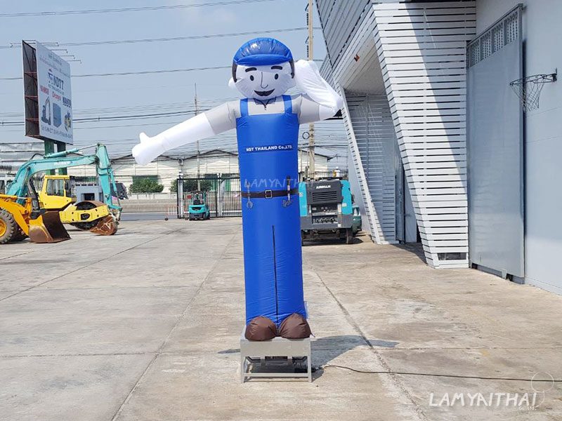 ตุ๊กตาโบกรูปช่างชุดเอี๊ยมน้ำเงิน NDT Thailand หน้าโรงงาน