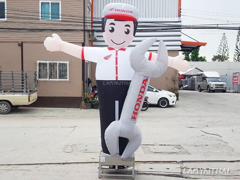 ตุ๊กตาโบกรูปช่างซ่อม Honda ถือประแจตั้งหน้าศูนย์บริการ