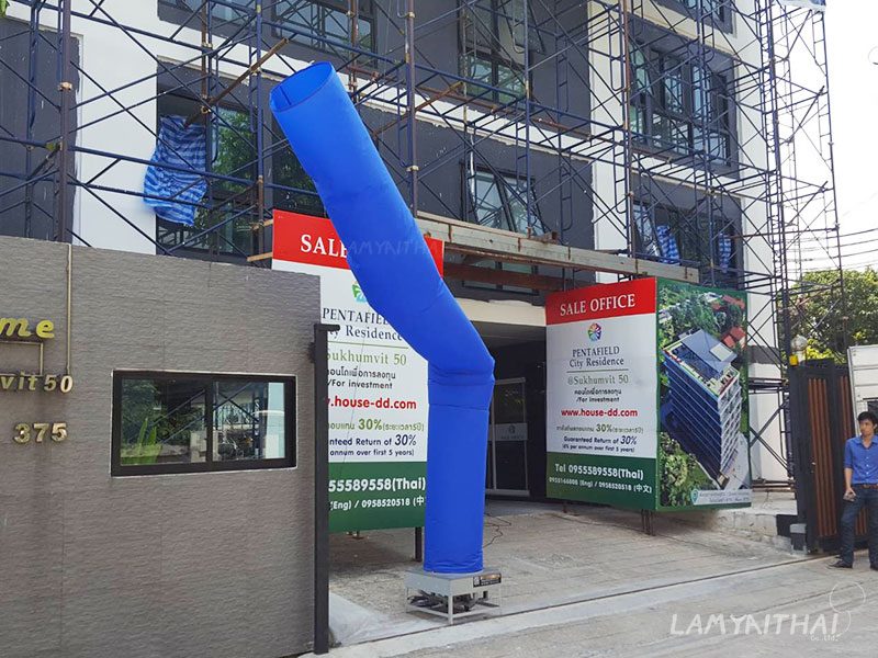 ท่อผ้าสกายทูปสีน้ำเงินหน้าสำนักงานขายคอนโด Pentafield City Residence