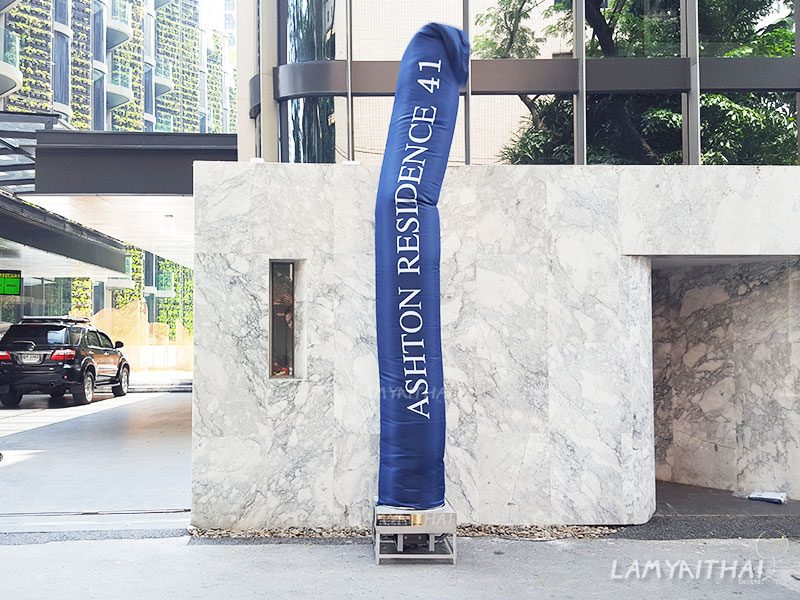 สกายทูปสีน้ำเงิน Ashton Residence 41 หน้าทางเข้าโครงการคอนโด