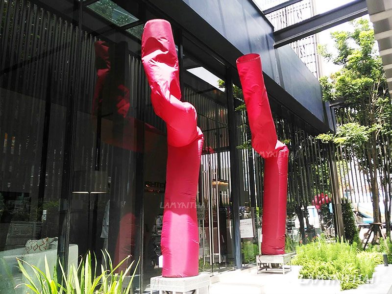 ท่อผ้าสกายทูปสีชมพูบานเย็นคู่ตกแต่งหน้าทางเข้าอาคารร้านค้า