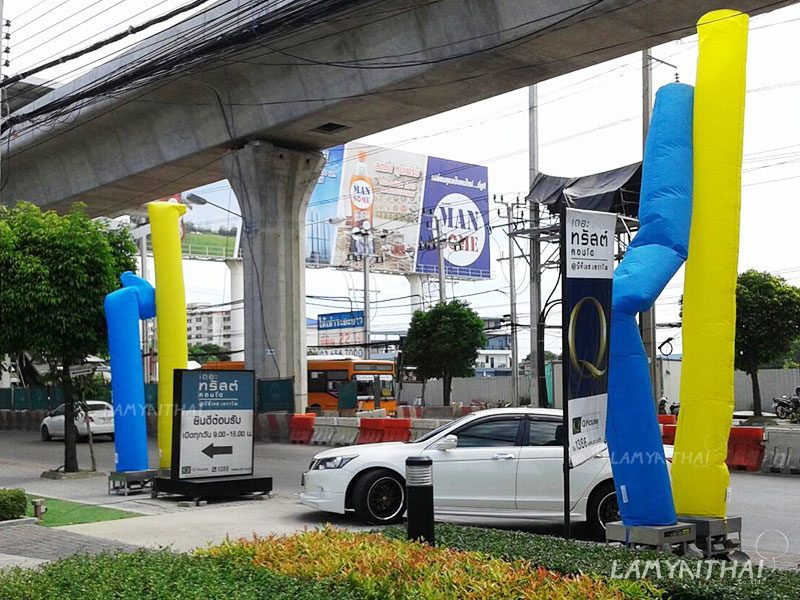 สกายทูปสีเหลืองและฟ้า โบกหน้าโครงการเดอะ ทรัสต์ คอนโด ริมถนน