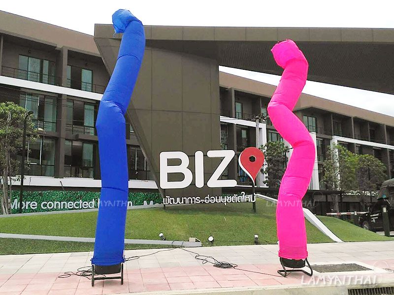 สกายทูปสีน้ำเงินและชมพูคู่ หน้าป้ายโครงการ BIZ พัฒนาการ-อ่อนนุชตัดใหม่