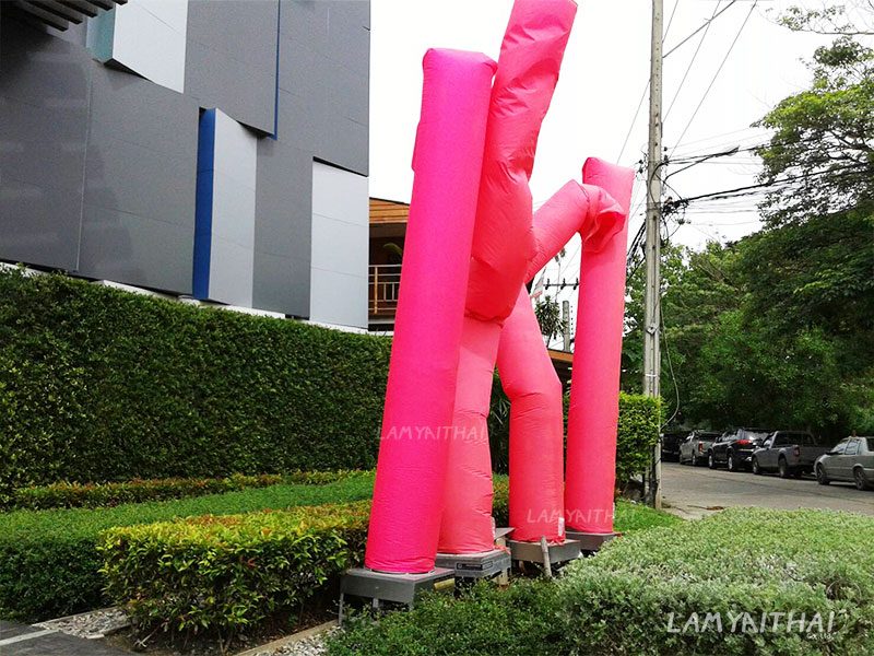 สกายทูปสีชมพูหลายต้น โบกสะบัดหน้าอาคารโครงการ