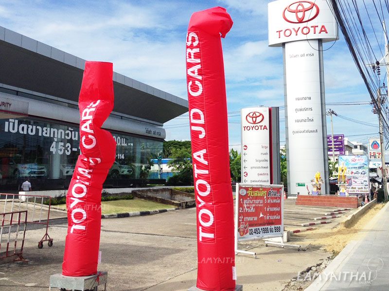 สกายทูปสีแดงพิมพ์ข้อความ TOYOTA JD CARS หน้าโชว์รูมโตโยต้า
