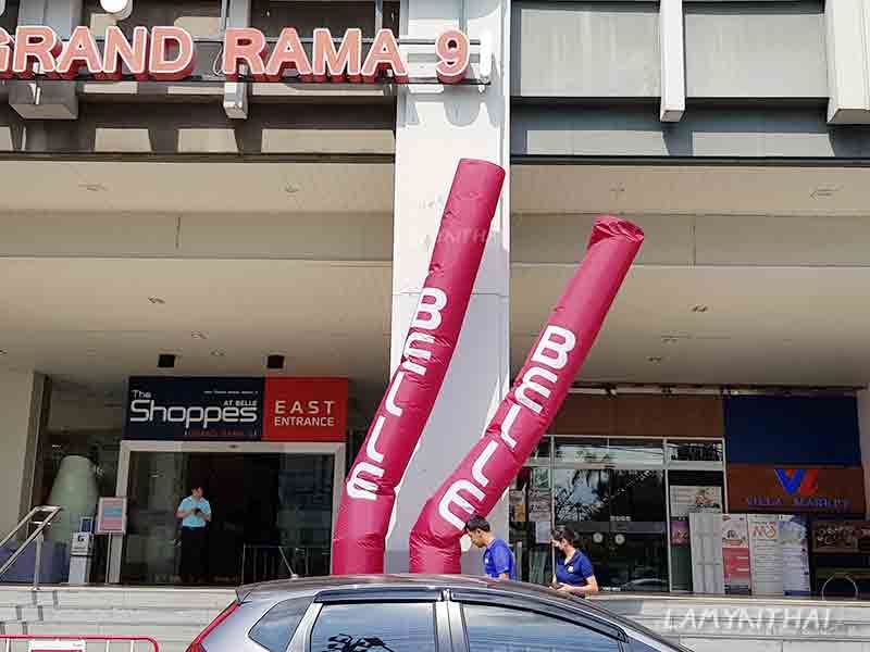 สกายทูปสีชมพูพิมพ์ BELLE หน้าทางเข้าอาคาร Grand Rama 9
