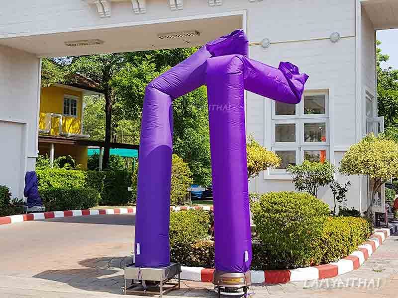 สกายทูปสีม่วงคู่ตั้งหน้าซุ้มประตูทางเข้าโครงการหมู่บ้าน