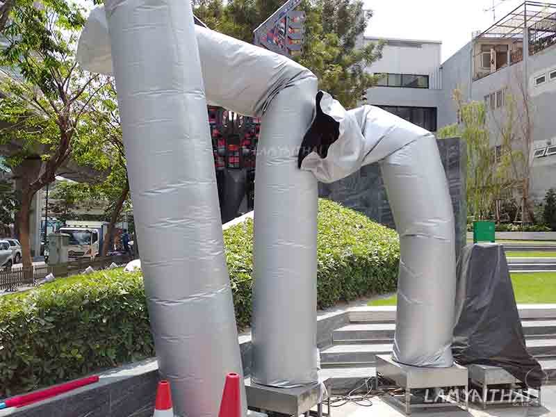 สกายทูปสีเงินสามต้น ตกแต่งลานกิจกรรมกลางแจ้งหน้าอาคาร