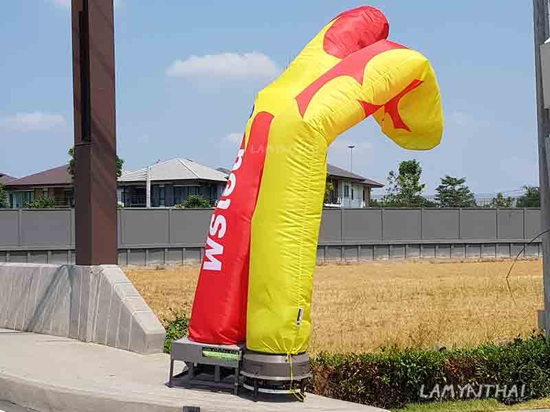 สกายทูปสีเหลืองแดงคู่ตั้งริมรั้วหน้าโครงการบ้านจัดสรร