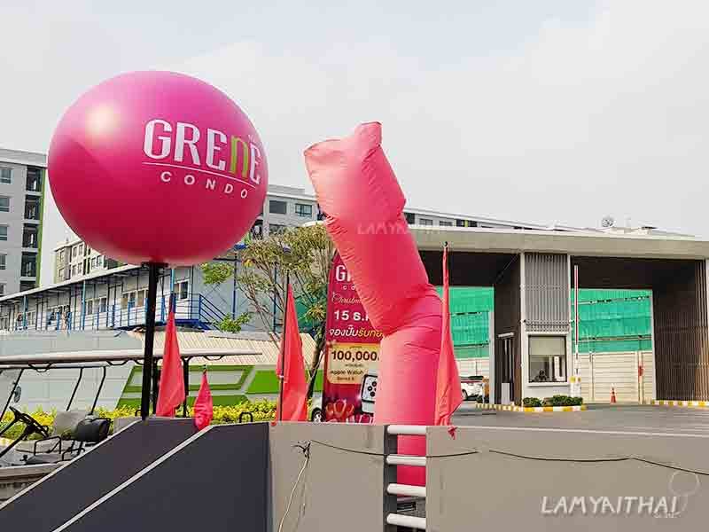 สกายทูปสีชมพูกับบอลลูนโฆษณา Grene Condo หน้าโครงการคอนโด