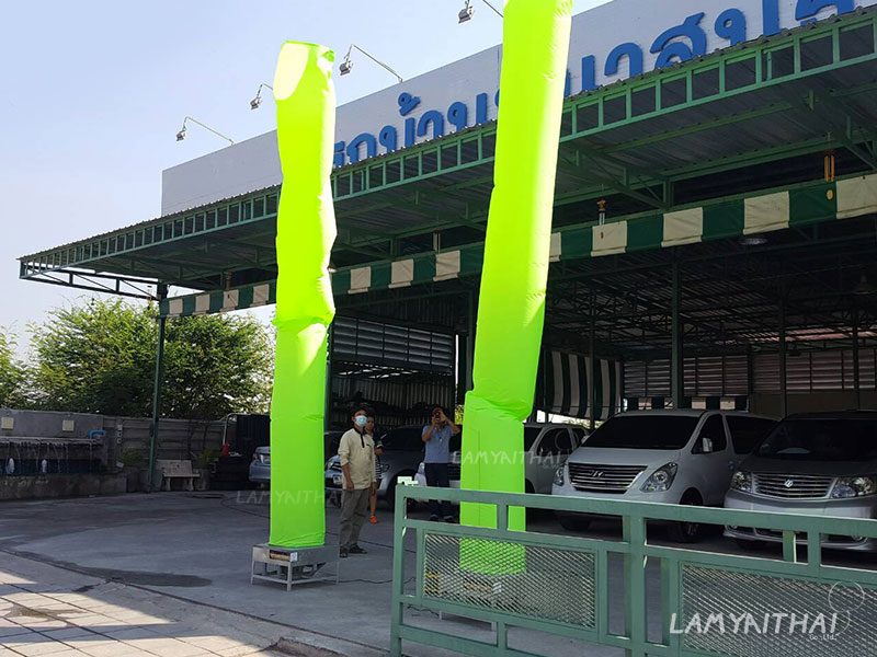 สกายทูปสีเขียวสะท้อนแสง หน้าเต็นท์รถตู้มือสอง