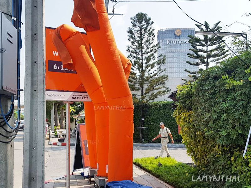 สกายทูปสีส้มคู่ป้ายโครงการ ANANDA ริมทางเท้าหน้าโครงการคอนโด