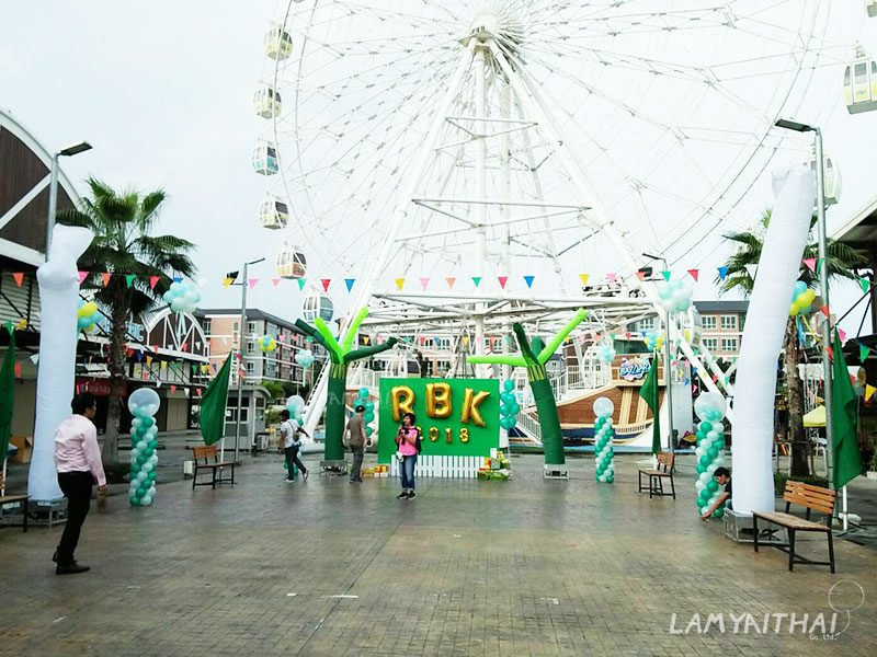 สกายทูปสีขาวและเขียวตกแต่งงานอีเวนต์ RBK ในสวนสนุกหน้าชิงช้าสวรรค์