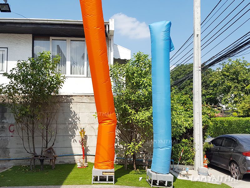 สกายทูปสีส้มและสีฟ้า ตั้งโบกหน้าโครงการบ้าน